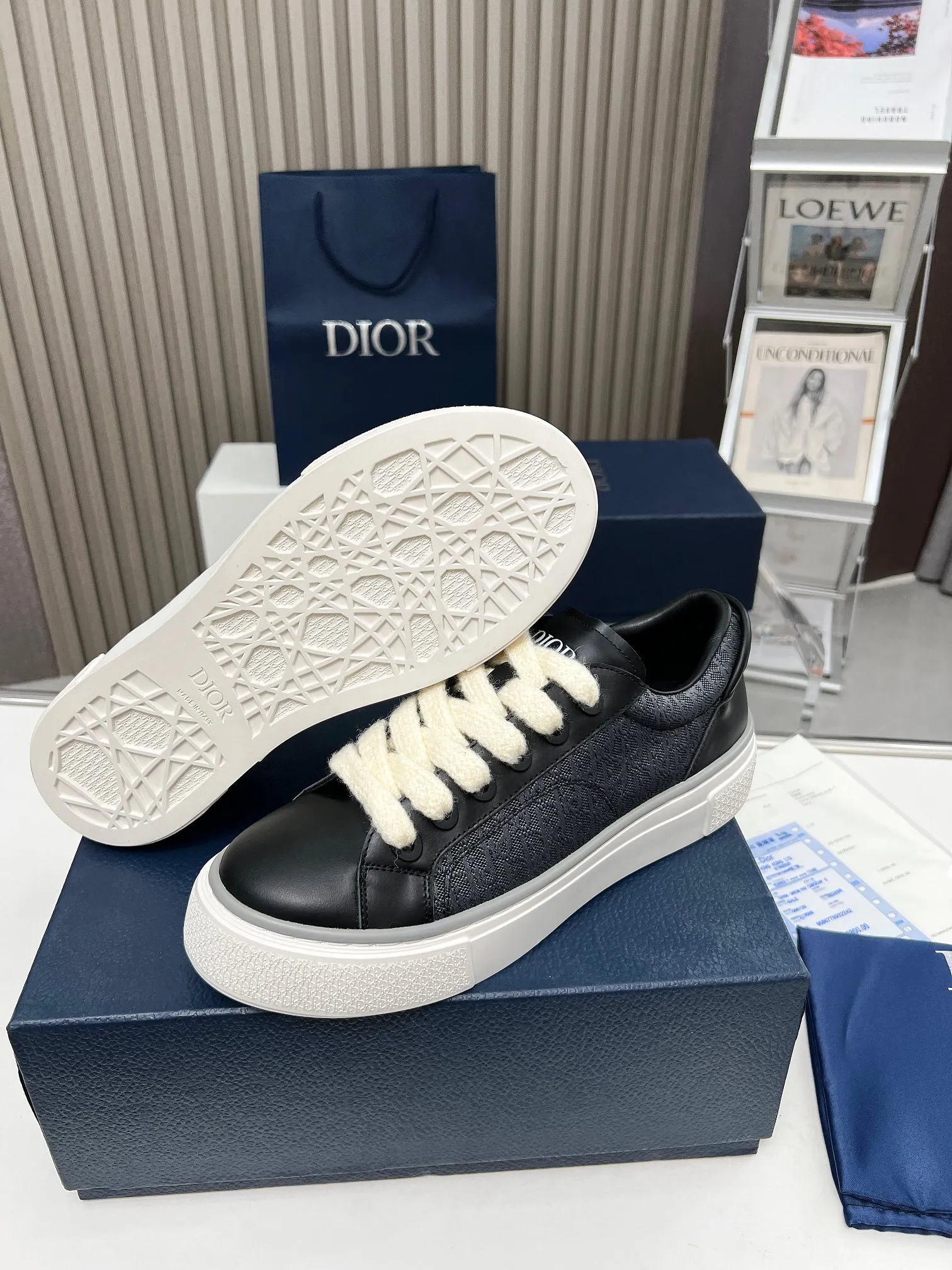 👟👟Ex-factory price 560👟👟 Women's Shoes Women's Clothing Embroidery +20, DIOR Dior B33 Couple Casual Shoes - Black Embroidery 2024 Spring New Style, a new interpretation of the classic tennis shoes, the fashionable silhouette highlights the heavy texture, carefully made of black silk matte cowhide, decorated with three-dimensional embroidered Oblique print panels of the same color, and decorated with Dior It's distinguished by a padded tongue with an embossed logo, wide black mohair laces and tonal brass eyelets with a matte finish. The solid black Oblique print-effect rubber sole is decorated with a contrasting Dior 30 Avenue Montaigne logo on the back to enhance the style and add a fashionable touch to the casual look. Size: Women's 35-40 (34, 41 customized, non-refundable) Men's 39-45 (38, 46 customized, non-refundable)